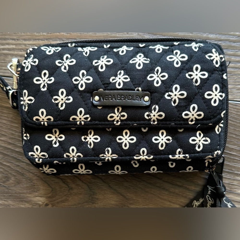 Vera Bradley  RFID All In One Clutch Wristlet Resort‎ Medallion Black And White